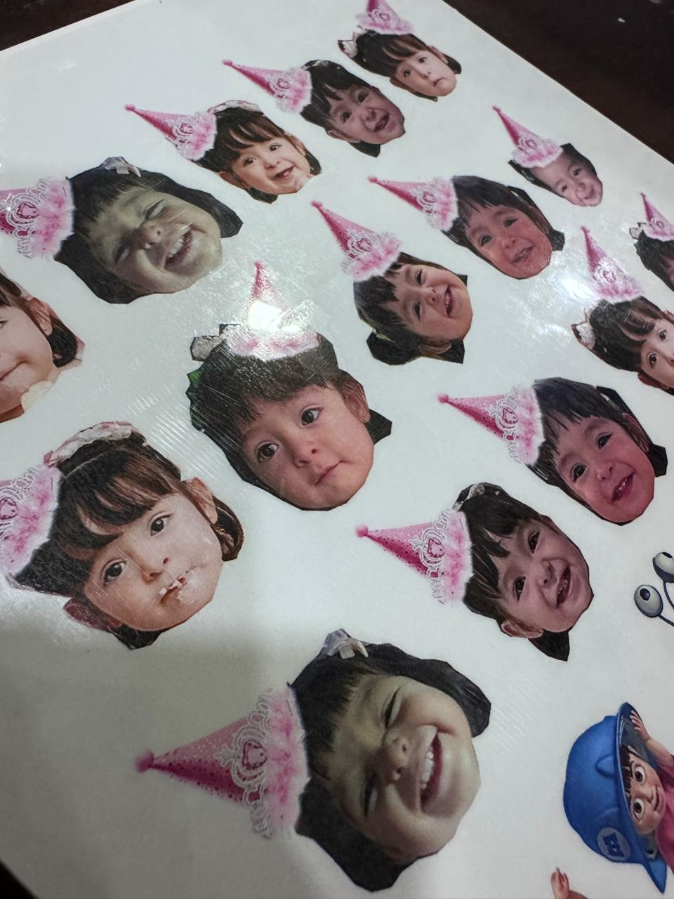 Hoja de stickers personalizados con cara de niña y gorrito de fiesta
