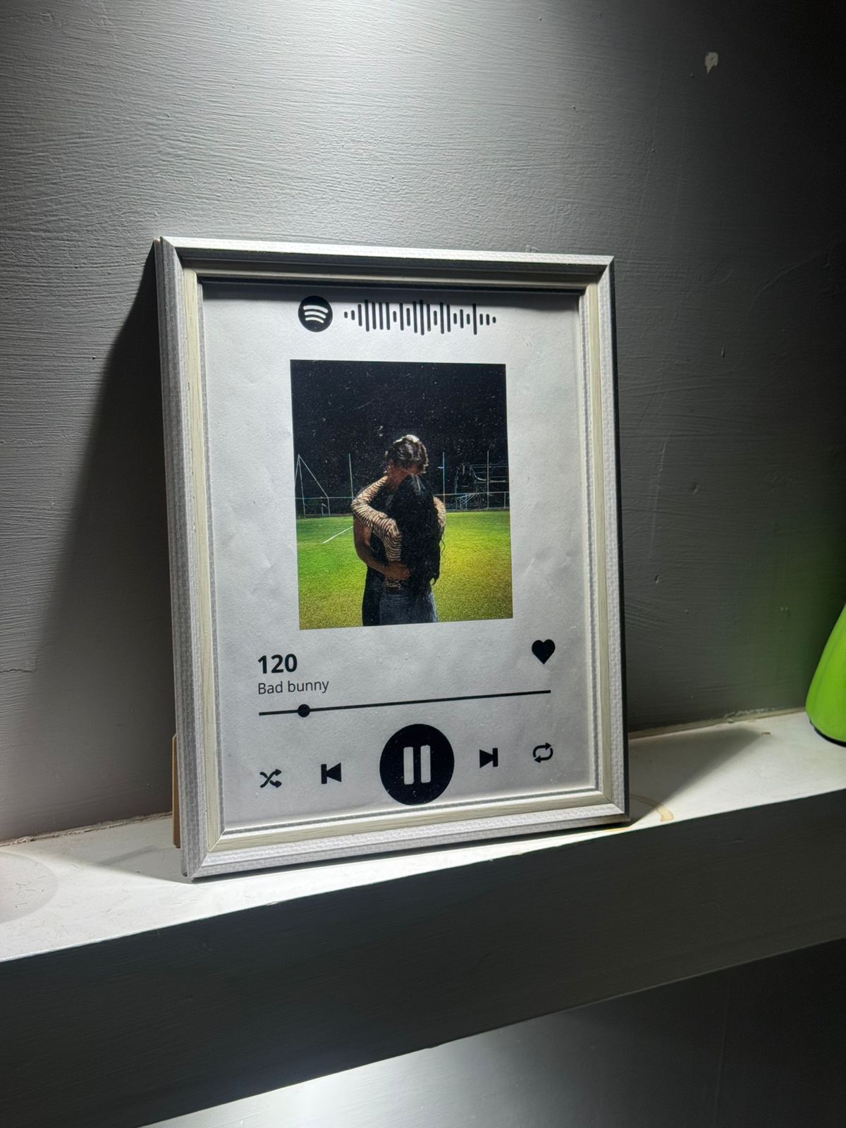 Cuadro personalizado estilo Spotify con la canción 120 de Bad Bunny enmarcado