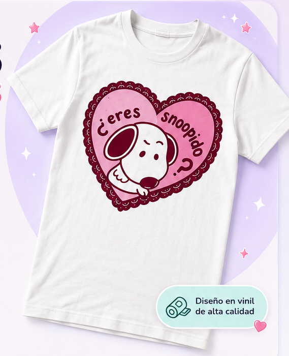 Playera blanca personalizada con vinil: diseño de perrito dentro de un corazón con el texto ¿Eres snoopido?