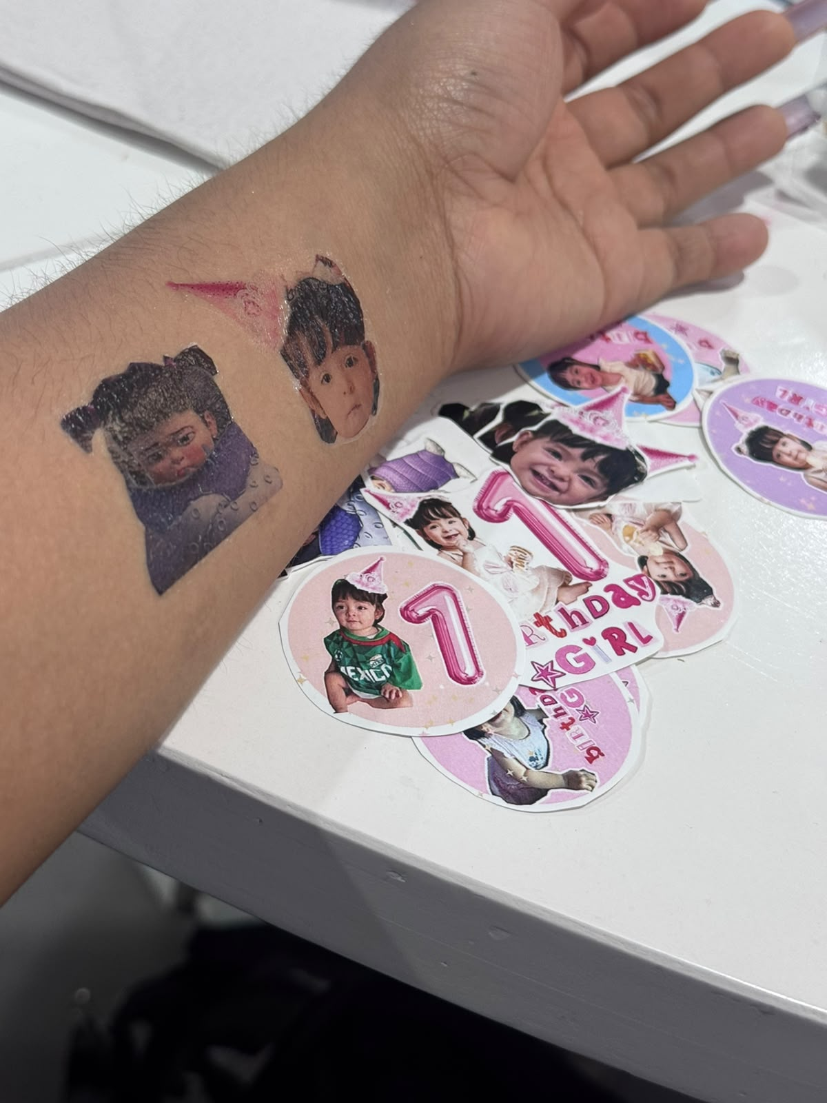 Tatuajes temporales personalizados aplicados en el brazo junto a stickers